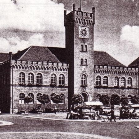 Zdjęcie ratusza z przełomu lat trzydziestych i czterdziestych XX wieku, świadczy o tym brak pomnika Wilhelma I