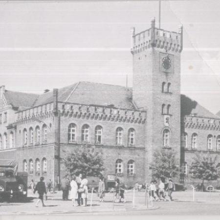Plac Wolności, ratusz, rok 1964, ruch samochodowy odbywa się jeszcze jak przed wojną. Rondo wybudowano później. Wersja czarno-biała zdjęcia