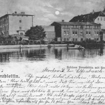 Zamek przed 1899 rokiem. Skrzydło zamku widoczne po lewej stronie (północne) do dzisiejszych czasów przetrwało ale w zupełnie innym wyglądzie, zostało przebudowane jeszcze przed wojną, natomiast usytuowane po prawej stronie fotografii (południowe) istniej
