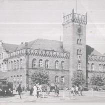 Plac Wolności, ratusz, rok 1964, ruch samochodowy odbywa się jeszcze jak przed wojną. Rondo wybudowano później. Wersja czarno-biała zdjęcia