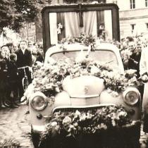 Wizyta w Szczecinku kopii Cudownego Obrazu Matki Bożej  Częstochowskiej tuż przed kościołem Mariackim z ks. Stoltzem