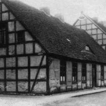 Siedziba powiatu oraz starostwo przy Martin Luther Straße, budynek istnieje do dzisiaj, znajduje się tu szkoła muzyczna