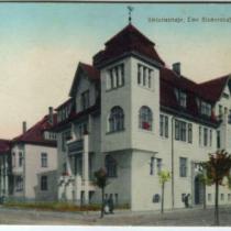Blücherstraße - Mickiewicza. Rok 1910, fotografia przedstawia okazałą narożną kamienicę. Widać że ul. Mickiewicza była jeszcze drogą gruntową i to dość piaszczystą natomiast odchodząca w prawo Viktoriastrasse - Boh. Stalingradu
