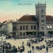 Ratusz. Przy tej fotografii warto zwrócić uwagę na daleki plan, miedzy dachami kamienic Friedrichstraße - ul. 1-go Maja widoczne są ozdobne zwieńczenia dachu synagogi, która później została spalona