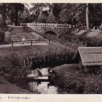 Park na wysokości zamku. Widoczna jest charakterystyczna wysepka na rzeczce Niezdobnej, którą dzisiaj tez możemy oglądać