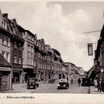 Bismarckstraße, widok w kierunku północnym. Fotogrf stał w miejscu skrzyżowania z ul. Winniczną. Budynki po lewej stronie czyli pierwszy parterowy budynek i kolejne trzy duże kamienice nie istnieją, w tym miejscu obecnie stoi budynek mieszkalny