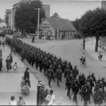 Przemarsz wojsk sfotografowany na wysokości skrzyżowania ulic Kościuszki i Koszalińskiej