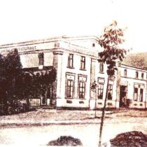Fotografia z 1925 roku.W budynku tym mieściło się kasyno, kino, sala balowa dzisiaj byśmy nazwali taki budynek "centrum rozrywki"