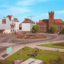 Widok ogólny na Plac Wolności, lata siedemdziesiąte. Można wiele złego powiedzieć o ówczesnej architekturze i zamysłach urbanistycznych ale utrzymanie zieleni miejskiej było na wysokim poziomie