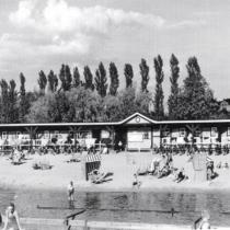Widoczny piasek na plaży miejskiej został sprowadzony specjalnym wagonem kolejowym z nad morza Bałtyckiego z Kołobrzegu. Fotografia 1936 rok