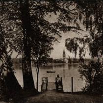 Lata trzydzieste. Widok na miasto z Kloster Wald, widoczny wedkarz na Waldbrücke, jednym z wielu ówcześnie istniejących pomostów po drugiej stronie jeziora