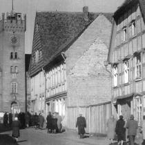 Ul. Zamkowa, lata 60-te widać wyburzony jeden budynek z całej wschodniej ściany zabudowy. W późniejszym okresie wyburzono cały kwartał