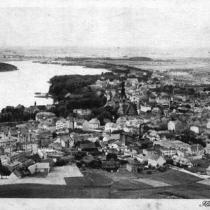 Panorama Szczecinka z 1910 roku. Bardzo ciekawe zdjęcie, na środku fotografii (trochę poniżej kościoła Mariackiego, widać dymiący komin browaru Rimera a tuż obok niego duży Weinbergplatz - plac Winniczny