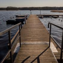 Jeden z pomostów nad jeziorem 