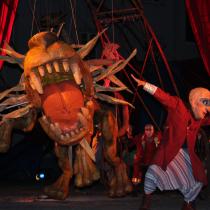 Teatr uliczny występujący w trakcie Art Pikniku 