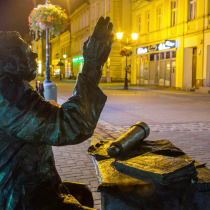 Ul. Boh. Warszawy nocą
