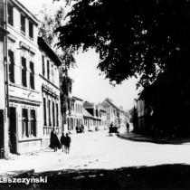 Widok na ul. Lipową ze skrzyżowania z ul. Żukowa, widać gęstą zabudowę która obecnie znacznie się przerzedziła