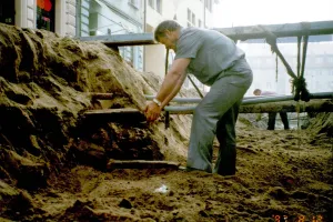 Fot. Muzeum Regionalne Prace ziemne w roku 1997 przy ulicy Boh. Warszawy, widać drewniane bele stanowiące nawierzchnię dawnej ulicy