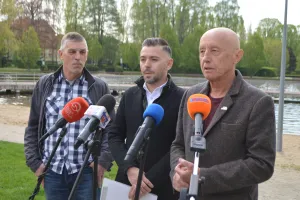 Od prawej: burmistrz Szczecinka Jerzy Hardie-Douglas, dyrektor SAPiK Marcin Maziakowski i szef OSiR Janusz Sienkiewicz zapraszają na imprezy plenerowe