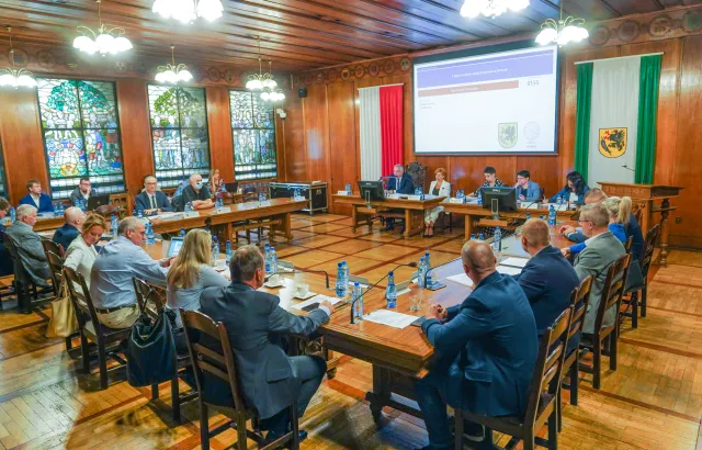 zdjęcie przedstawiające radnych podczas sesji Rady Miejskiej