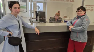 Fot. UM Szczecinek Pani Wioleta (z lewej) i pani Agnieszka w punkcie wydawania Kart Mieszkańca w szczecineckim ratuszu