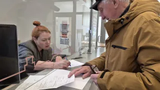 Fot. UM Szczecinek Pan Mieczysław przyszedł z kompletem dokumentów