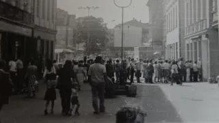 Fot. Władysław Król - Lata 80., kolejka na deptaku - za nią sklep "Dziunia"