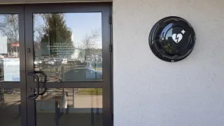 Defibrylator jest na budynku biurowca ZGM TBS przy ulicy Cieślaka