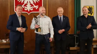 Nagroda za całokształt działalności sportowej dla Wojciecha Hurki (drugi z lewej) wręczają burmistrz Jerzy Hardie-Douglas (drugi z prawej), wiceburmistrz Maciej Makselon (z lewej) i szef komisji edukacji Szymon Kiedel