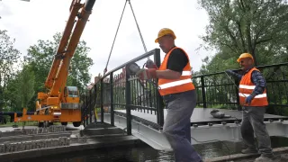 Rok 2015, montaż mostu nad rzeczką koło Zamku