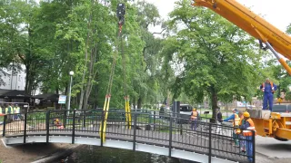 Rok 2015, montaż mostu nad rzeczką koło Zamku