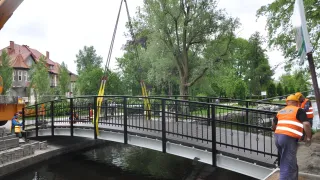 Rok 2015, montaż mostu nad rzeczką koło Zamku