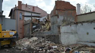 Obecnie trwa rozbiórka starych zabudowań przy ulicy Pileckiego