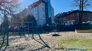 Plac zabaw w parku, przy szczecineckim zamku