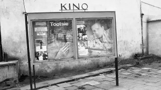 Fot. Henryk Zdon Gablota przed kinem z plakatem filmu "Planeta Krawiec"