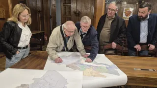 Uczestnic spotkania nad mapą podziału miasta na osiedla 