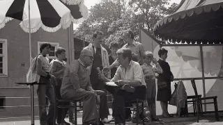 Fot. Henryk Zdon Redaktor Andrzej Kwiatkowski (z prawej) w rozmowie z Adamem Giedrysem podczas telewizyjnego Turnieju Miast Szczecinek - Oława w roku 1985