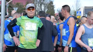 Burmistrz Szczecinka Jerzy Hardie-Douglas (z lewej) regularnie bierze udział w biegu Winanda Osińskiego